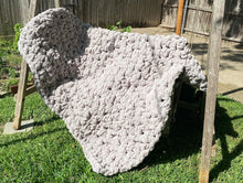 Load image into Gallery viewer, Chunky Sofa Throw
